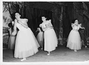 ECOLE DES DAMES AFRICAINES RUE BERANGER ST PIERRE FESTIVITES 1954 1955  (1)